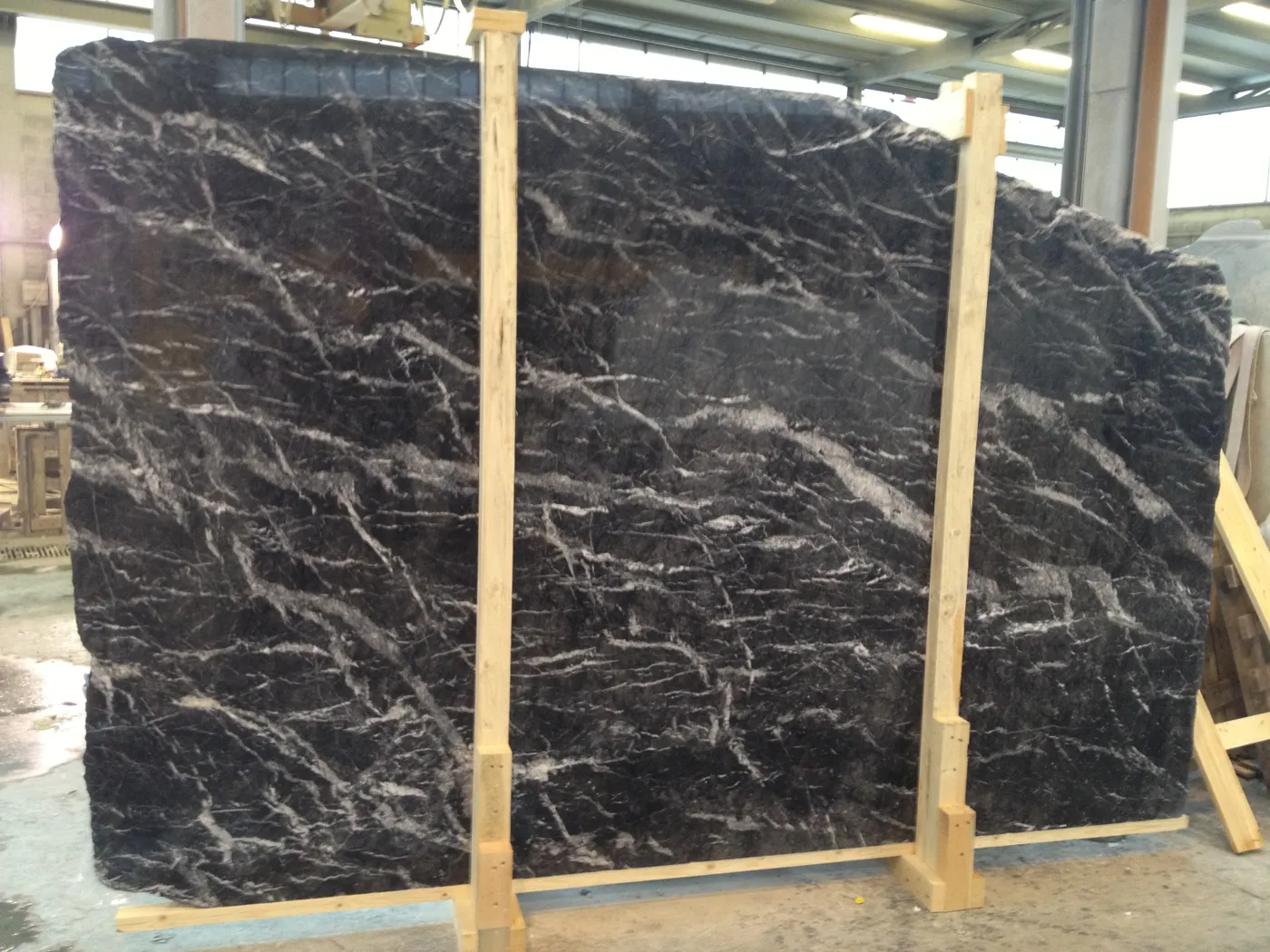 Grigio Carnico marble surface detail – Marmi di Carrara – charcoal, beige (14)