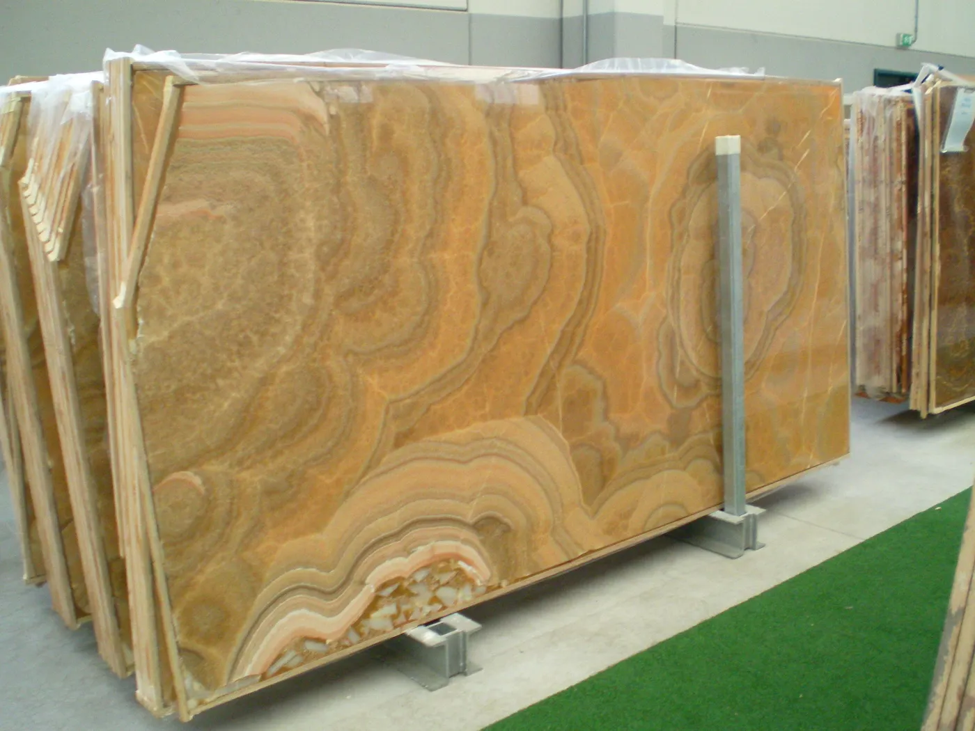 Honey Onyx мрамор, поверхность плиты – Marmi di Carrara – золотистый, коричневый (2)