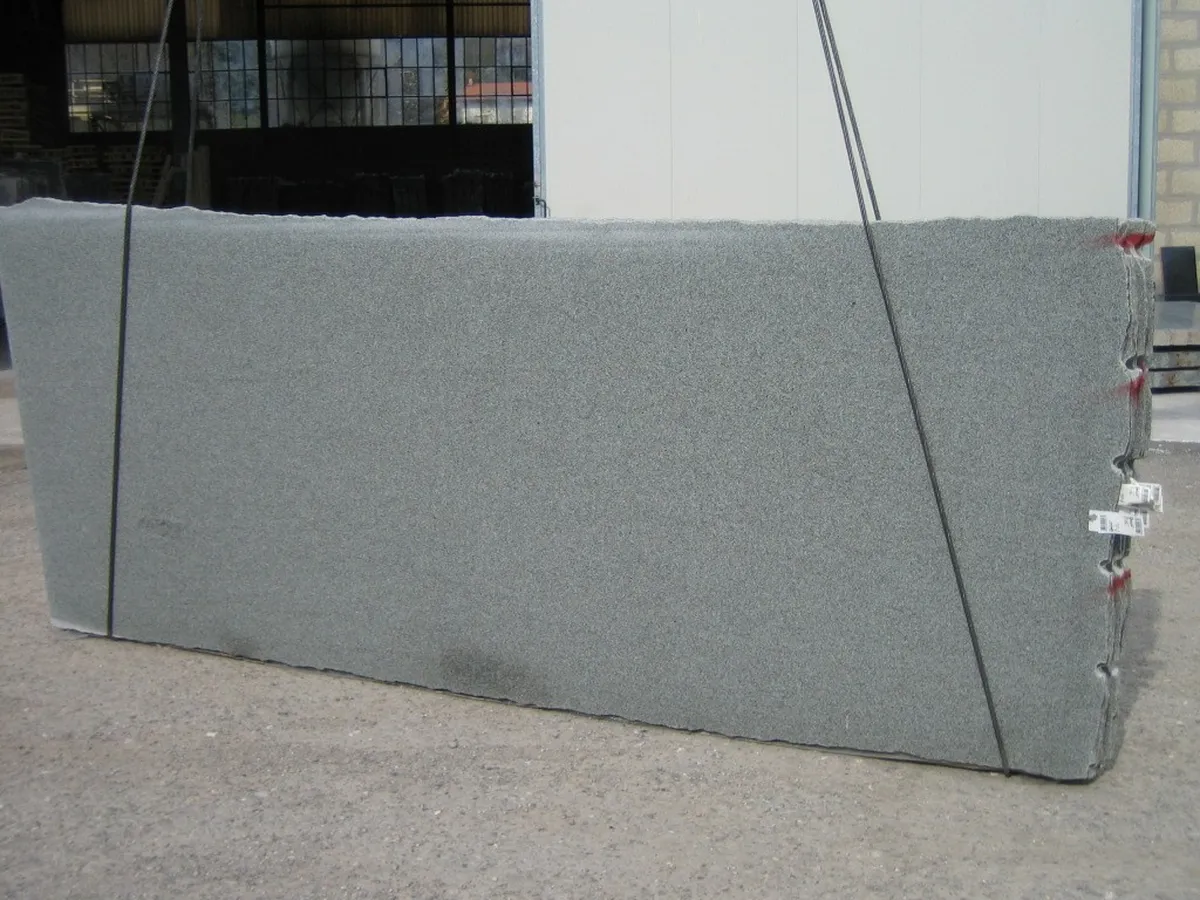 Kuru Grey granito, campione lucido – Marmi di Carrara – grigio, antracite (2)