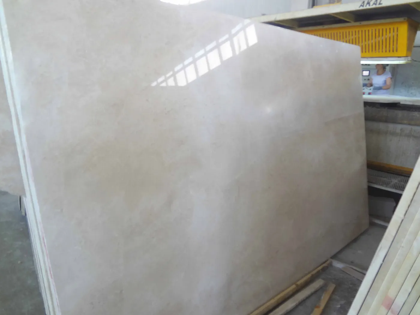 Marfil Turchia marble slab surface – Marmi di Carrara – light grey, green (2)