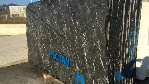 Nero Marquina marble slab surface – Marmi di Carrara – charcoal, ivory (14)