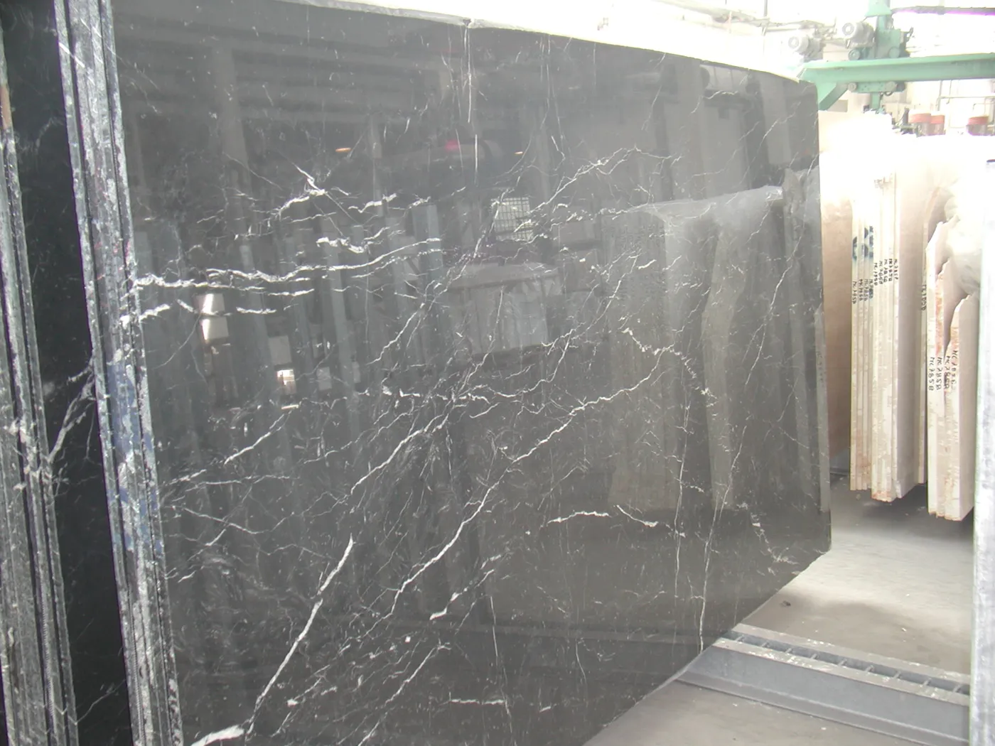 Nero Marquina mármol, superficie de losa – Marmi di Carrara – gris, violeta (17)