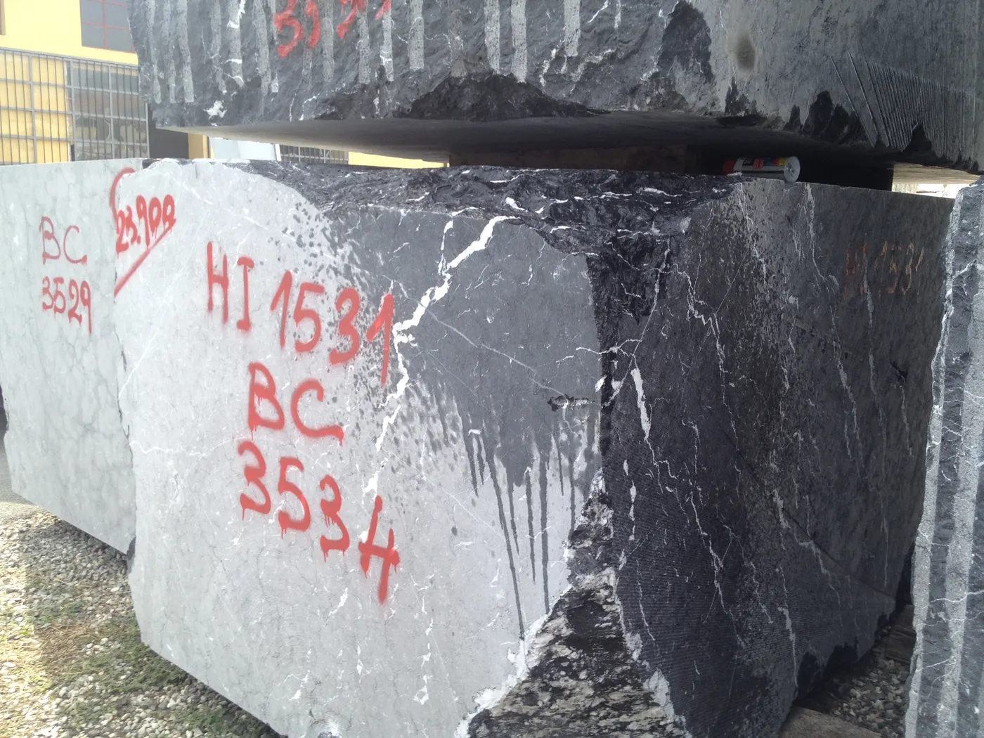 Nero Marquina marble slab surface – Marmi di Carrara – light grey, charcoal (5)