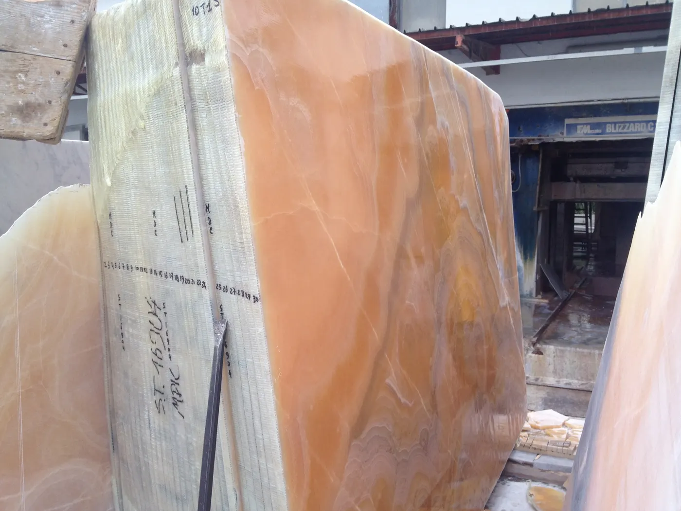 Onice Arancio Orange оникс, поверхность плиты – Marmi di Carrara – серый, бежевый (1)