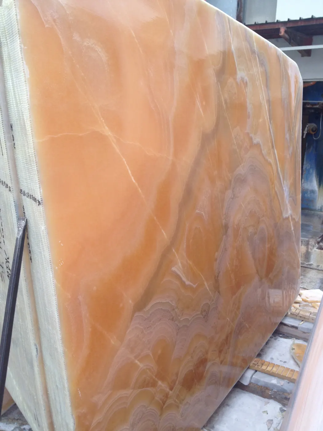 Onice Arancio Orange ónix, detalle de superficie – Marmi di Carrara – rosa, dorado (3)