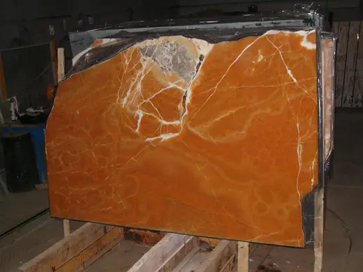 Orange Onyx onice, superficie di lastra – Marmi di Carrara – rosso ruggine, nero (1)