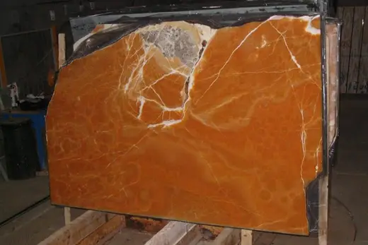 Orange Onyx onice, superficie di lastra – Marmi di Carrara – rosso ruggine, nero (2)