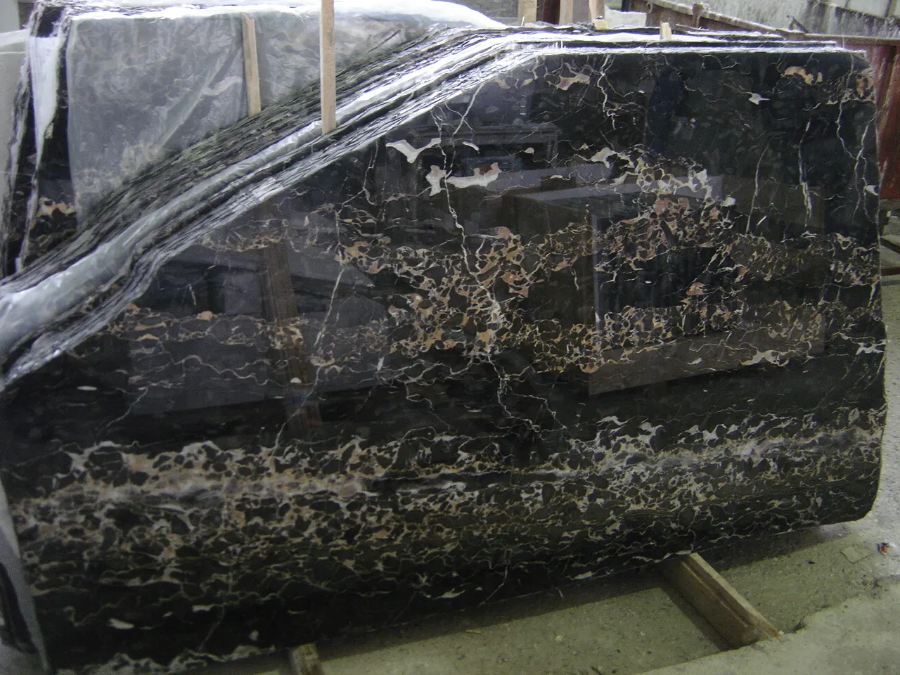 Portoro marbre, surface de dalle – Marmi di Carrara – anthracite, noir (21)
