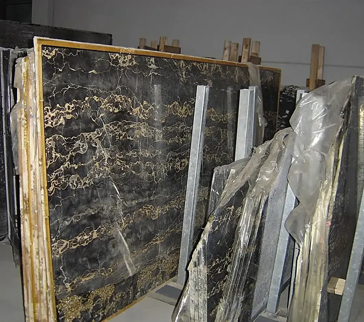 Portoro marble slab surface – Marmi di Carrara – charcoal, green (40)