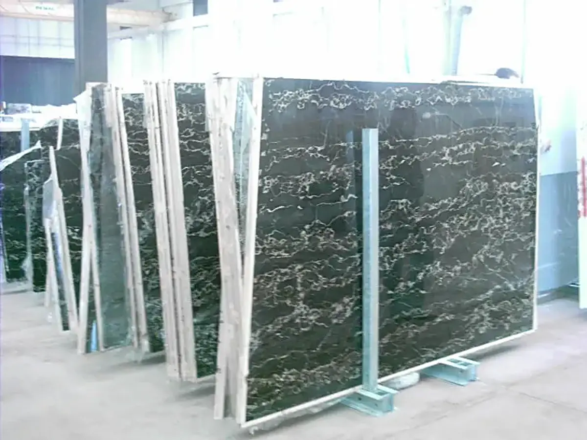 Portoro marbre, surface de dalle – Marmi di Carrara – blanc, anthracite (47)