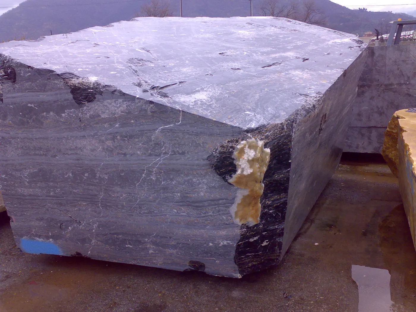 Portoro marbre, bloc de carrière – Marmi di Carrara – anthracite, violet (5)