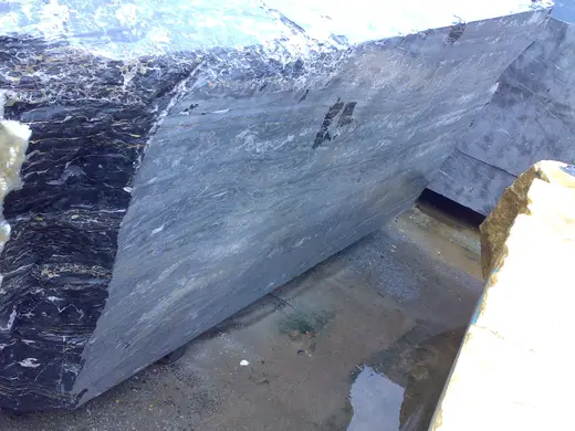 Portoro marbre, bloc de carrière – Marmi di Carrara – gris, violet (7)