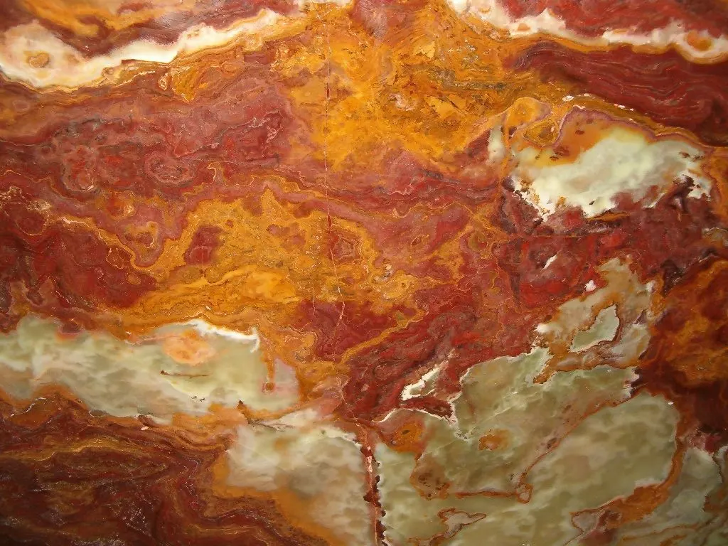 Red Onyx оникс, поверхность плиты – Marmi di Carrara – золотистый, ржаво-красный (2)
