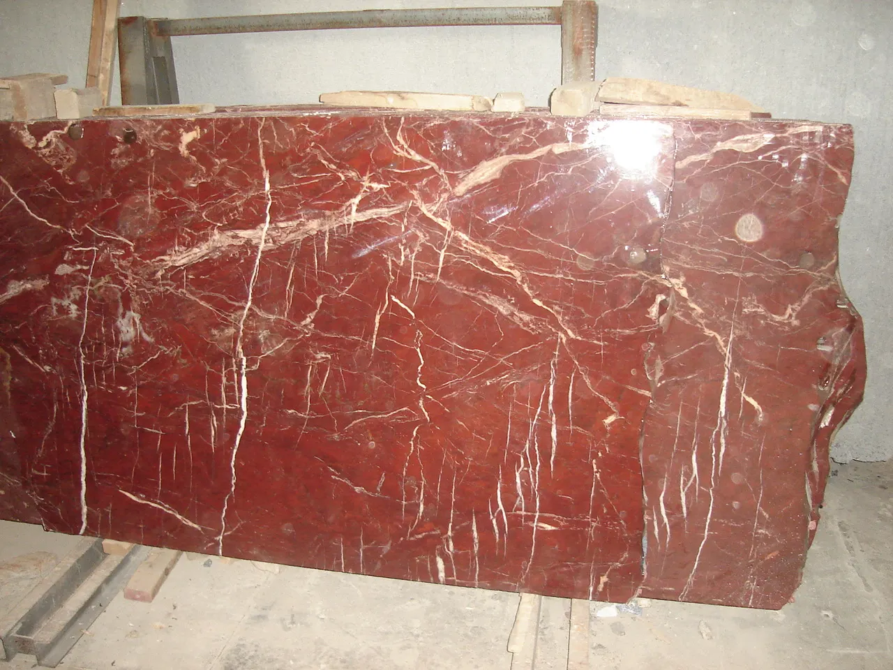 Rosso Diaspro mármol, superficie de losa – Marmi di Carrara – rojo óxido, gris (10)