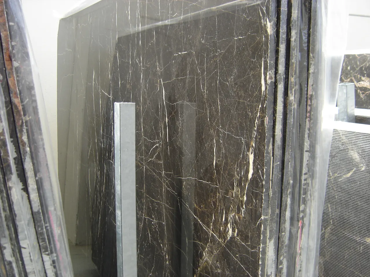 Saint Laurent marble slab surface – Marmi di Carrara – green, charcoal (1)
