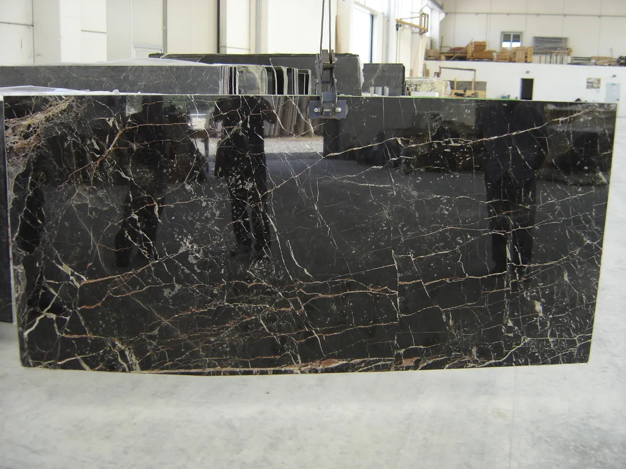 Saint Laurent marbre, surface de dalle – Marmi di Carrara – anthracite, gris clair (8)