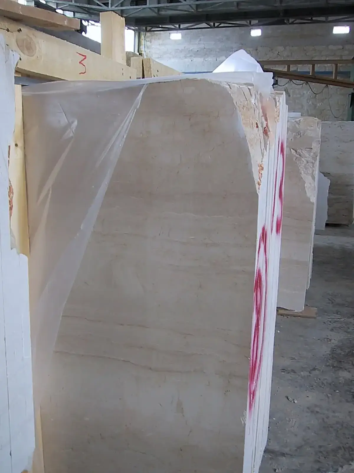 Serpeggiante limestone surface detail – Marmi di Carrara – grey, charcoal (10)