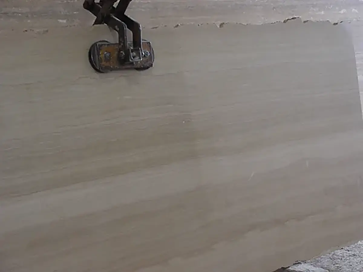 Serpeggiante calcaire, surface de dalle – Marmi di Carrara – gris, vert (9)
