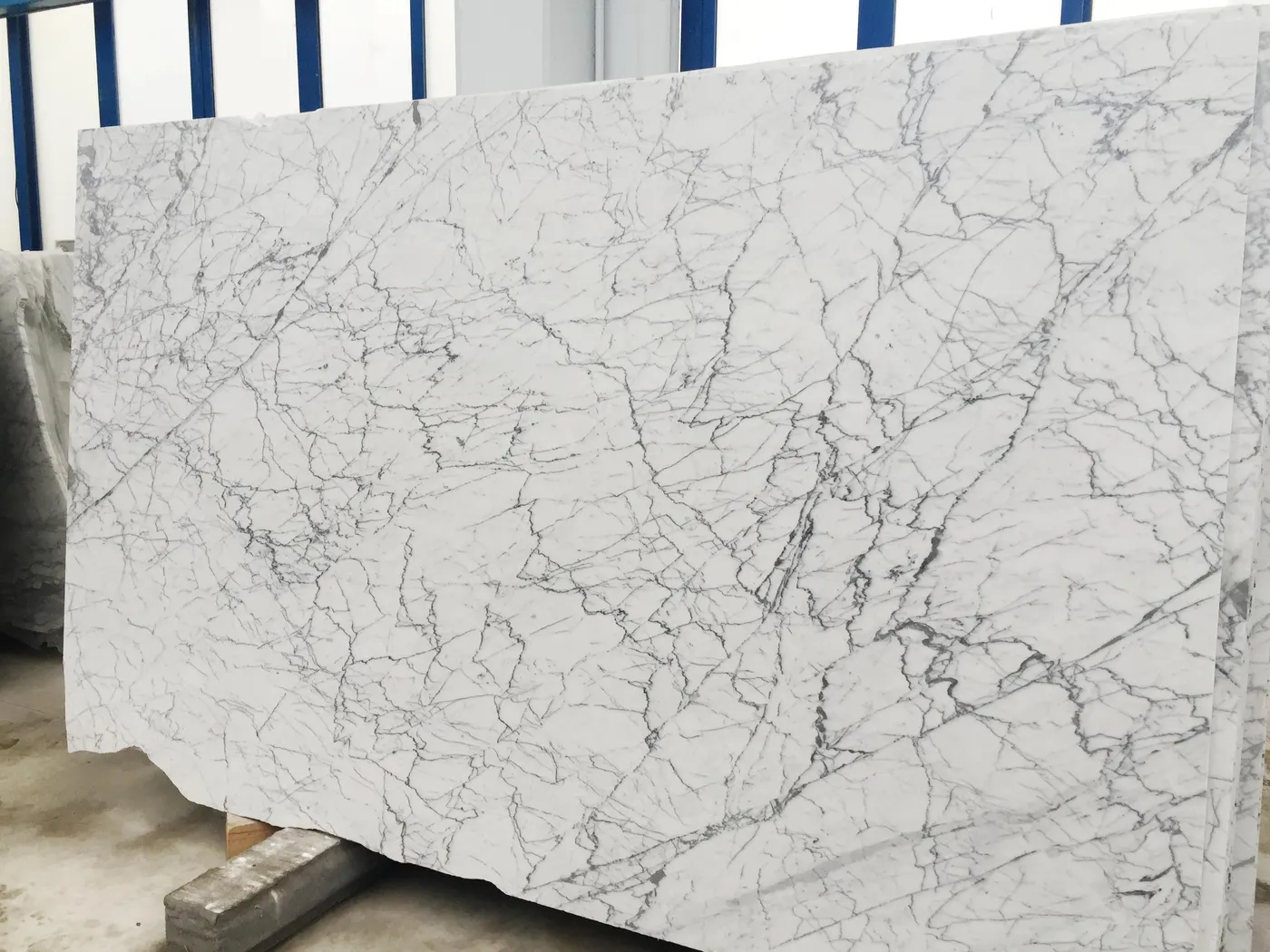 Statuarietto marble slab surface – Marmi di Carrara – ivory, light grey (14)