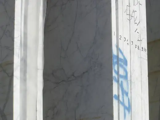Statuarietto marble slab surface – Marmi di Carrara – charcoal, ivory (18)