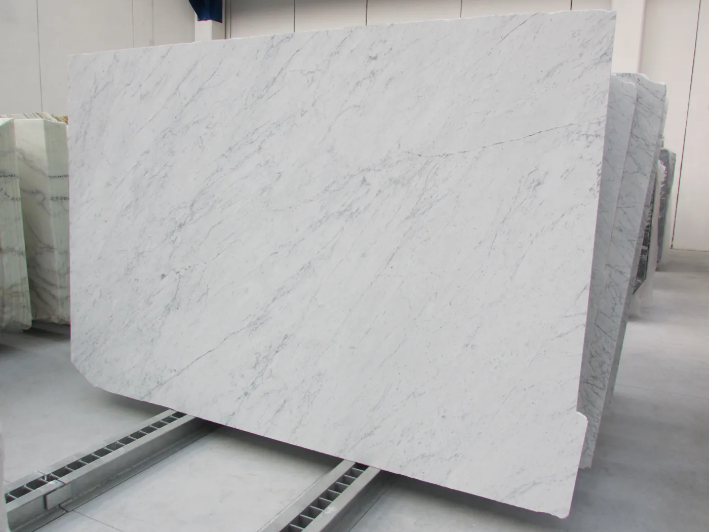 Statuarietto marble surface detail – Marmi di Carrara – light grey, grey (19)