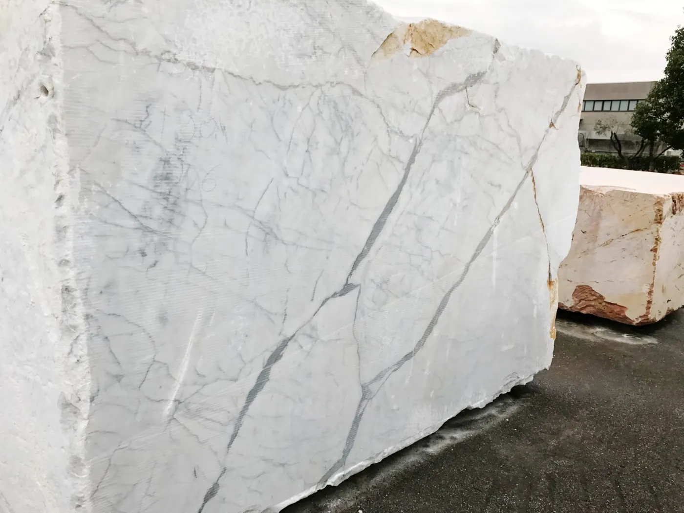 Statuarietto marble slab surface – Marmi di Carrara – ivory, light grey (25)