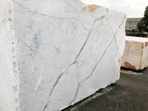 Statuarietto marble slab surface – Marmi di Carrara – ivory, light grey (36)