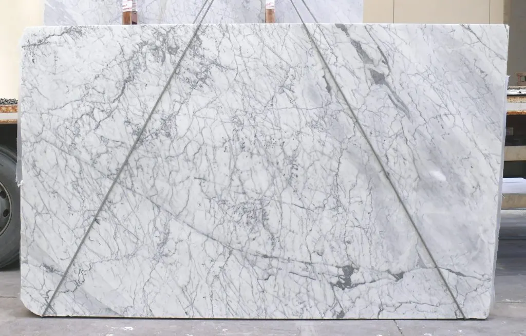 Statuarietto marbre, surface de dalle – Marmi di Carrara – gris clair, ivoire (38)