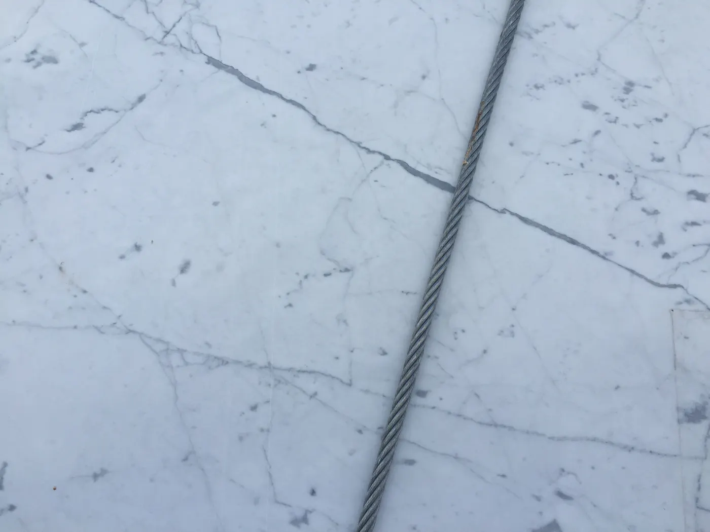 Statuarietto marble slab surface – Marmi di Carrara – light grey (5)