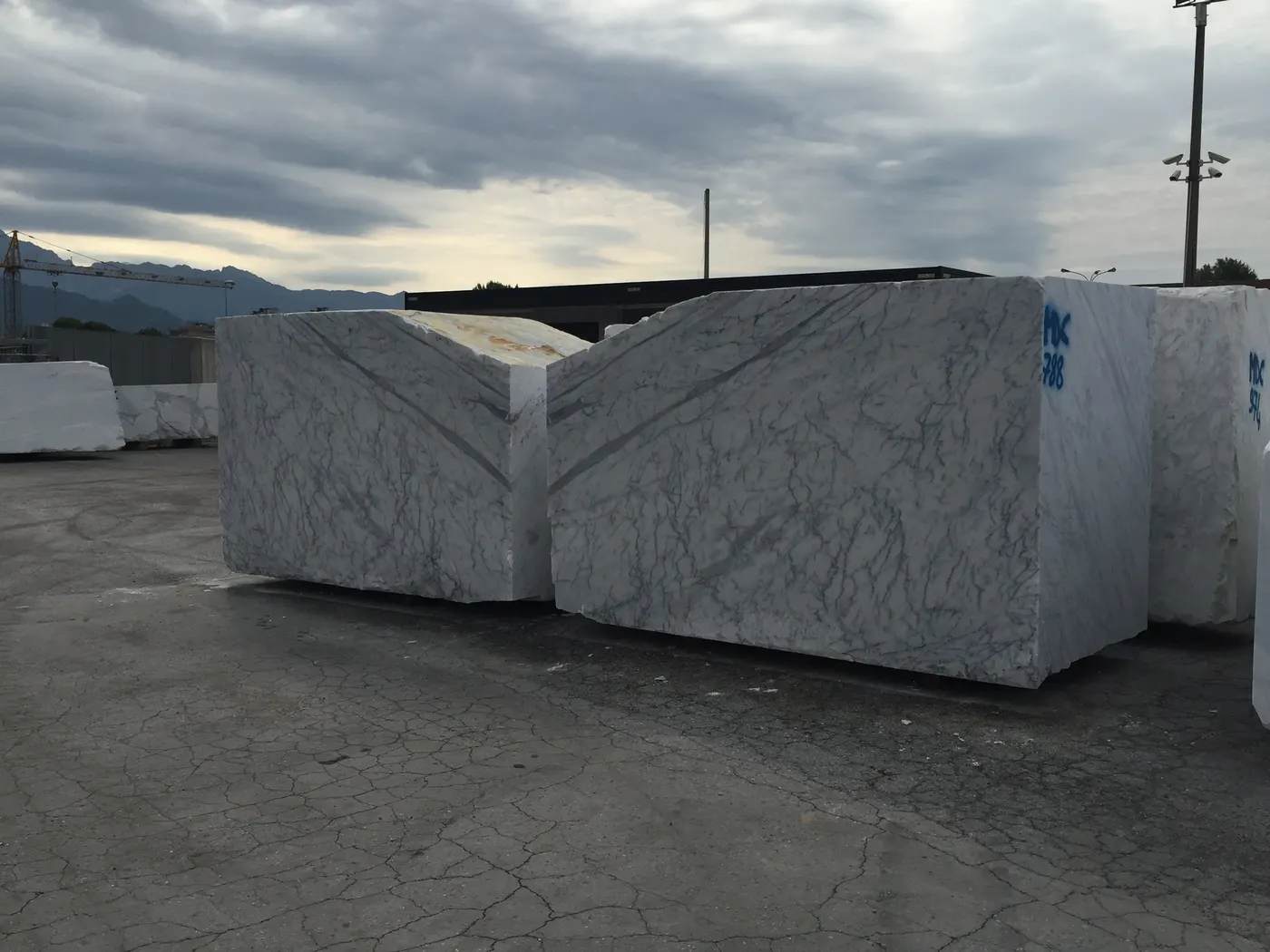 Statuarietto marble slab surface – Marmi di Carrara – charcoal, grey (9)