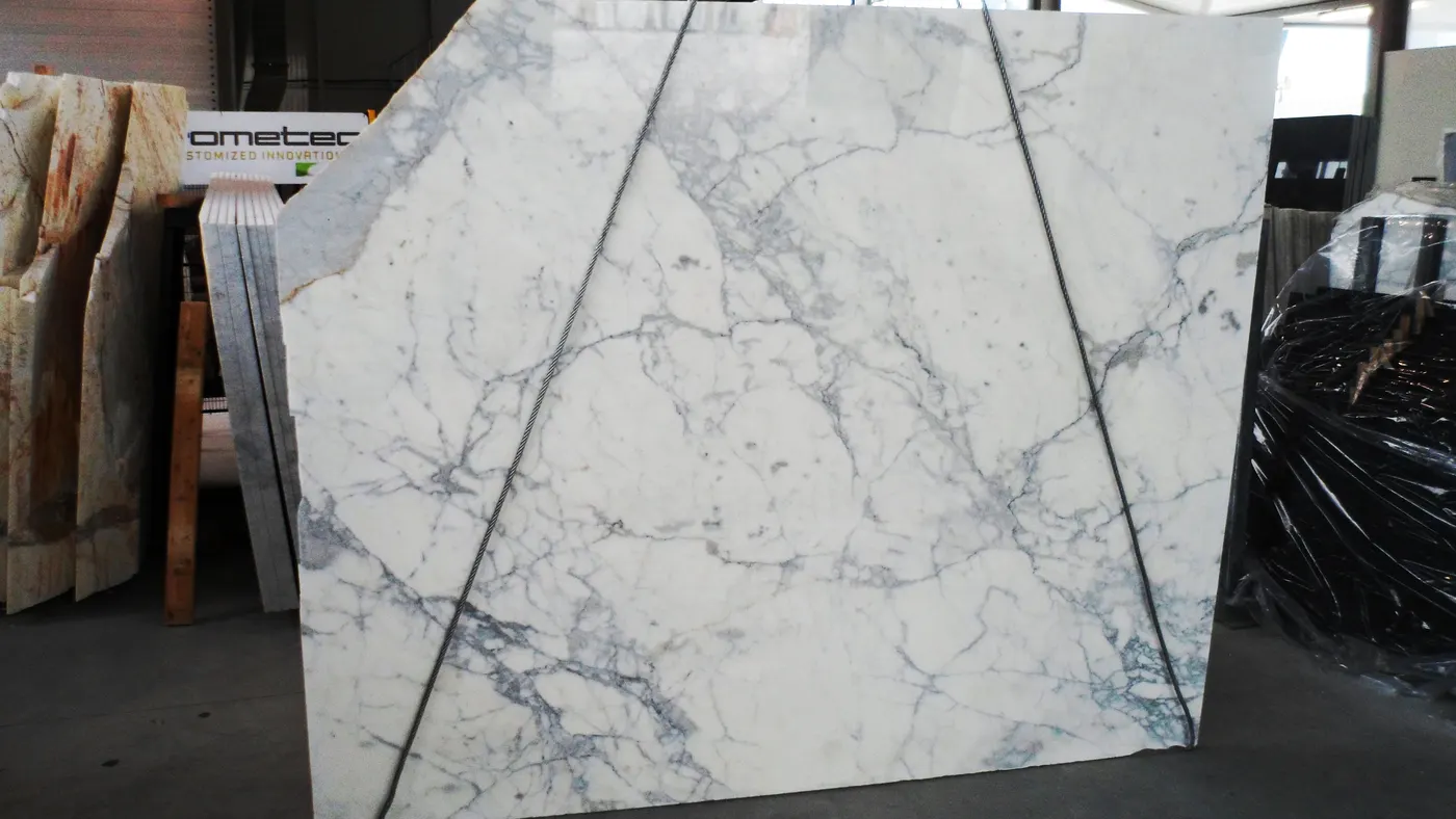 Statuario marmo, superficie di lastra – Marmi di Carrara – grigio chiaro, nero (1)