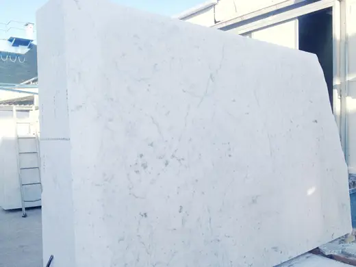 Statuario marmo, superficie di lastra – Marmi di Carrara – grigio chiaro, avorio (10)