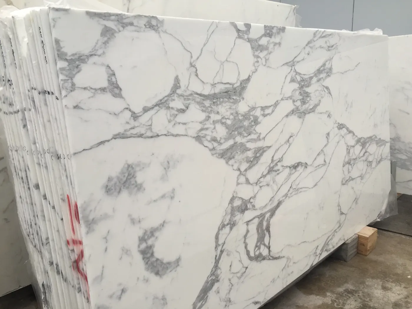 Statuario Marmor, Plattenoberfläche – Marmi di Carrara – hellgrau, elfenbein (14)
