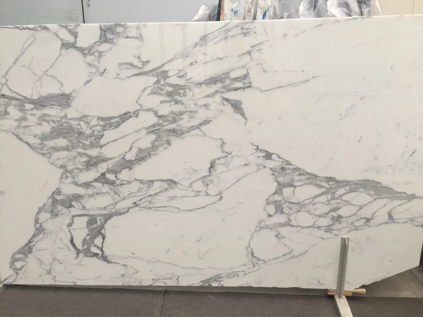 Statuario marbre, surface de dalle – Marmi di Carrara – gris clair, ivoire (16)
