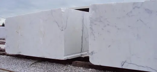 Statuario marmo, superficie di lastra – Marmi di Carrara – grigio chiaro, viola (21)