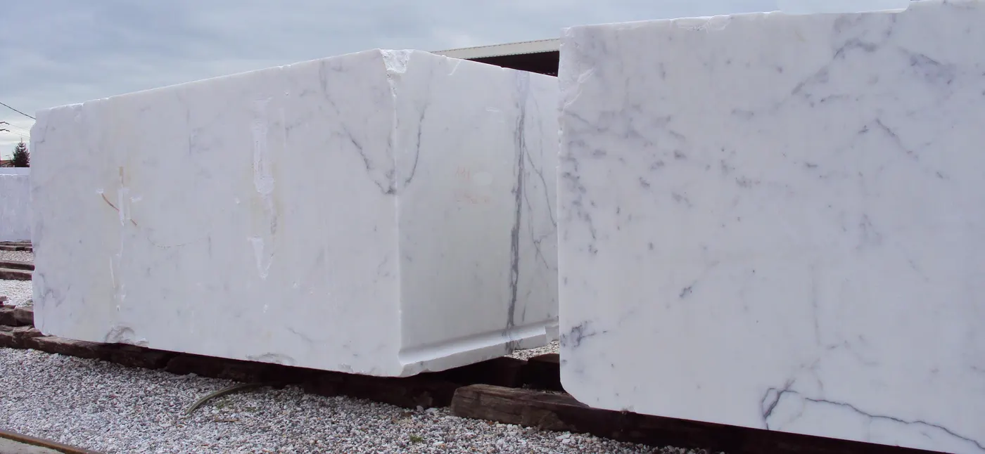 Statuario marmo, superficie di lastra – Marmi di Carrara – grigio chiaro, viola (21)