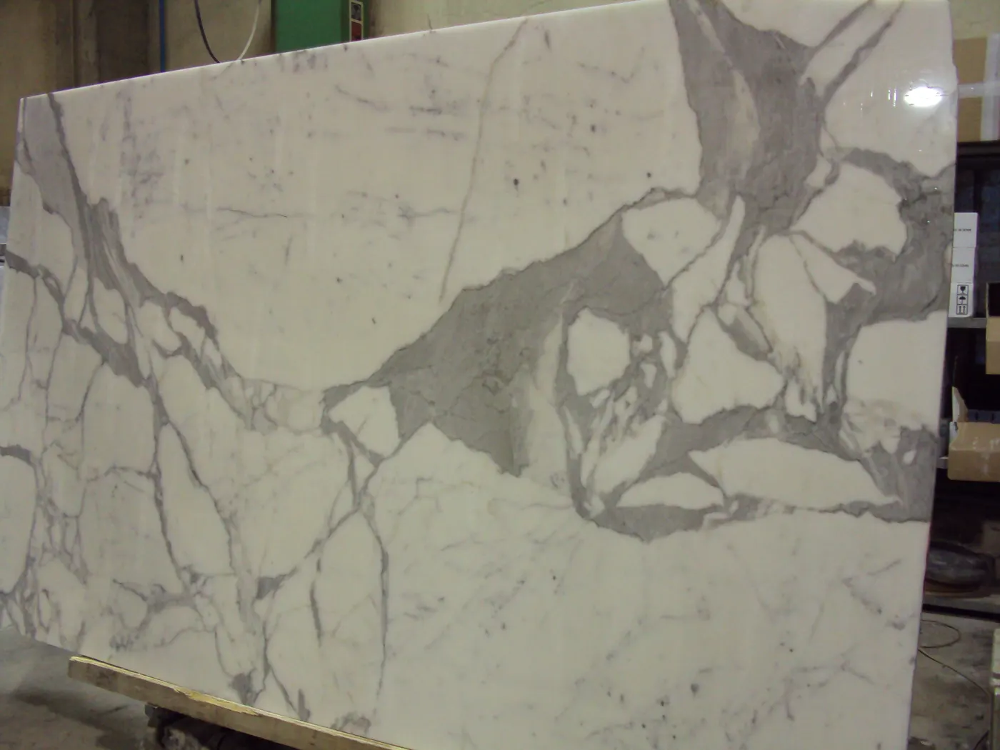 Statuario marmo, superficie di lastra – Marmi di Carrara – grigio, beige (23)