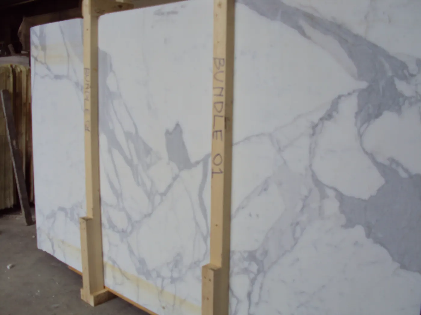 Statuario marmo, superficie di lastra – Marmi di Carrara – grigio chiaro, grigio (24)