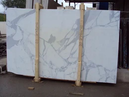 Statuario marmo, superficie di lastra – Marmi di Carrara – grigio chiaro, nero (28)
