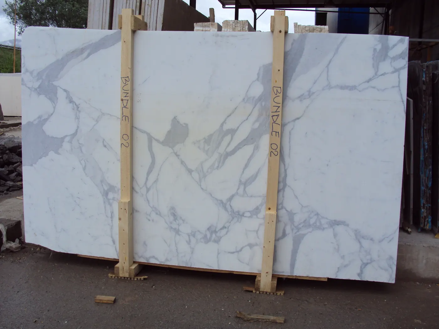 Statuario marmo, superficie di lastra – Marmi di Carrara – grigio chiaro, nero (28)