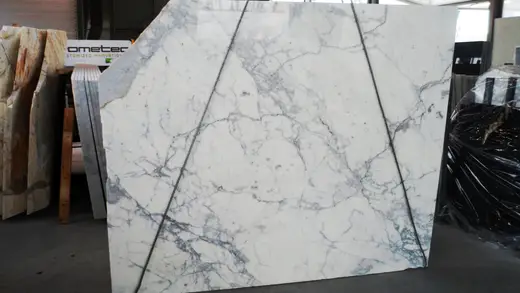 Statuario marmo, superficie di lastra – Marmi di Carrara – grigio chiaro, nero (3)