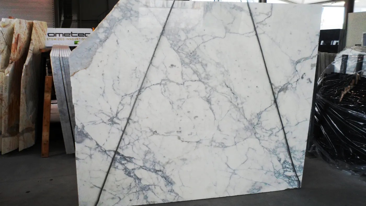 Statuario mármol, superficie de losa – Marmi di Carrara – gris claro, negro (3)