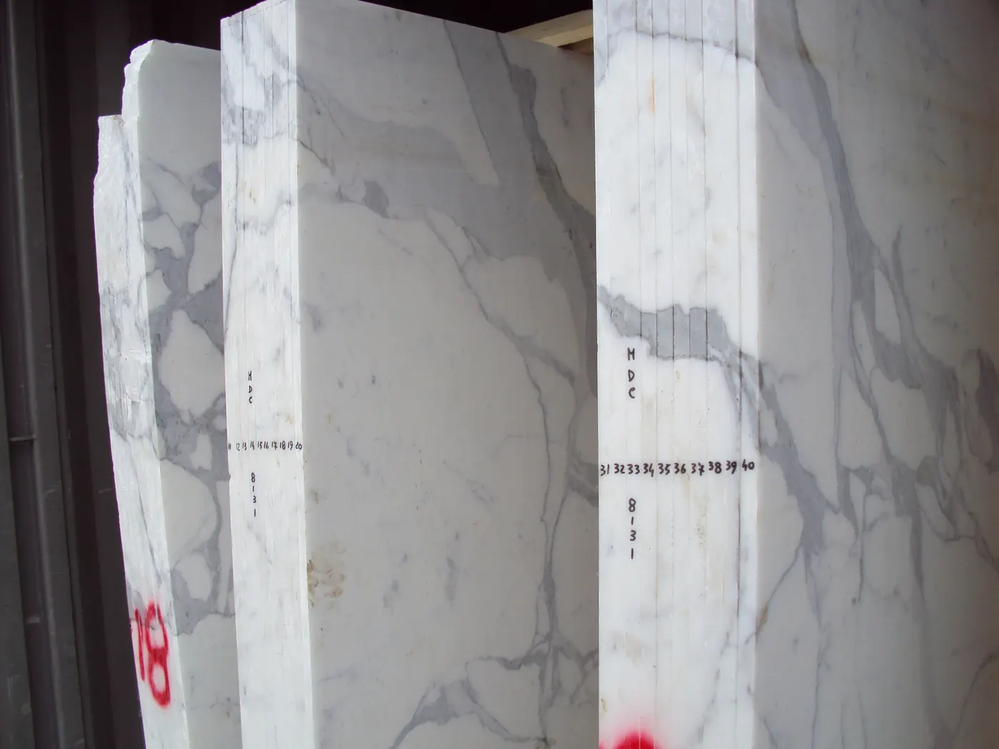 Statuario Marmor, Plattenoberfläche – Marmi di Carrara – grau, anthrazit (31)