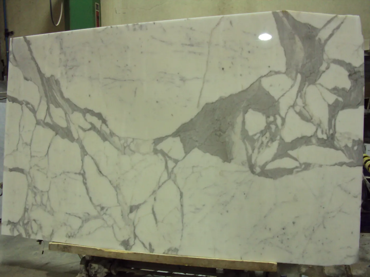 Statuario marmo, superficie di lastra – Marmi di Carrara – grigio, beige (33)