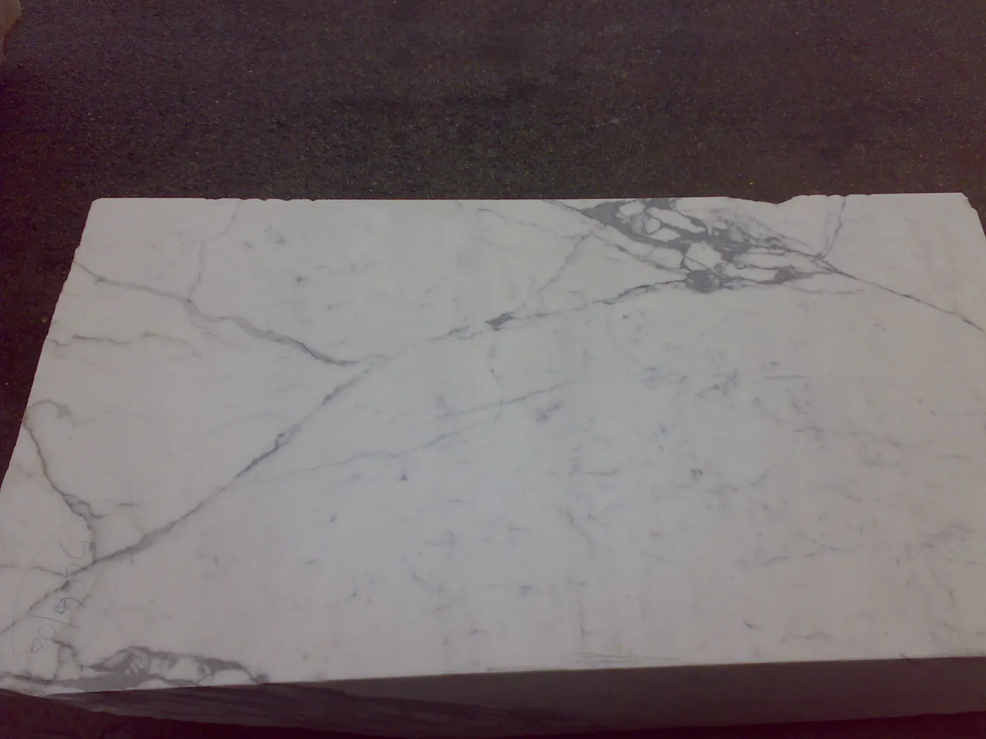 Statuario Marmor, Steinbruchblock – Marmi di Carrara – grau, schwarz (46)