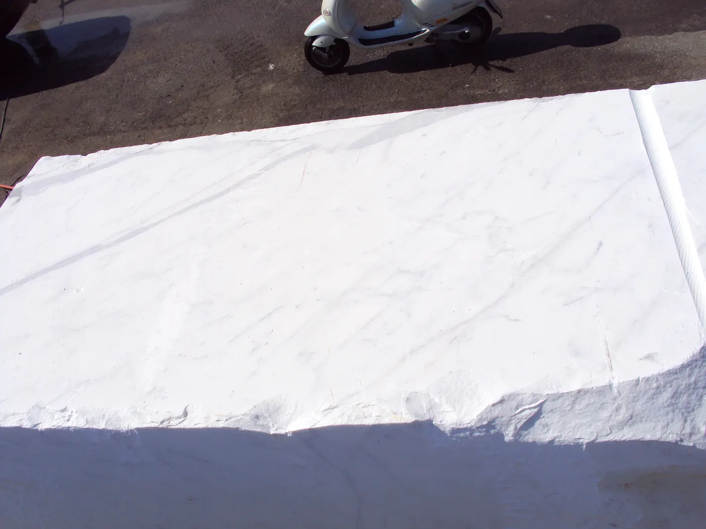 Statuario mármol, superficie de losa – Marmi di Carrara – blanco, antracita (49)