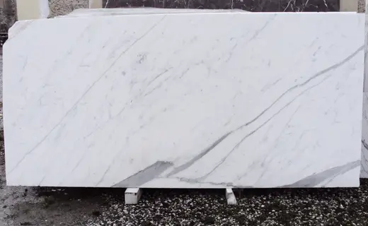 Statuario marmo, superficie di lastra – Marmi di Carrara – avorio, antracite (66)