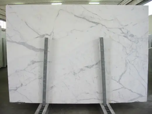 Statuario marmo, superficie di lastra – Marmi di Carrara – grigio chiaro, verde (77)