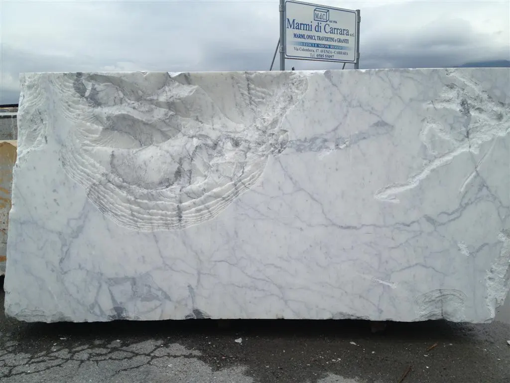 Statuario мрамор, поверхность плиты – Marmi di Carrara – светло-серый, антрацитовый (79)