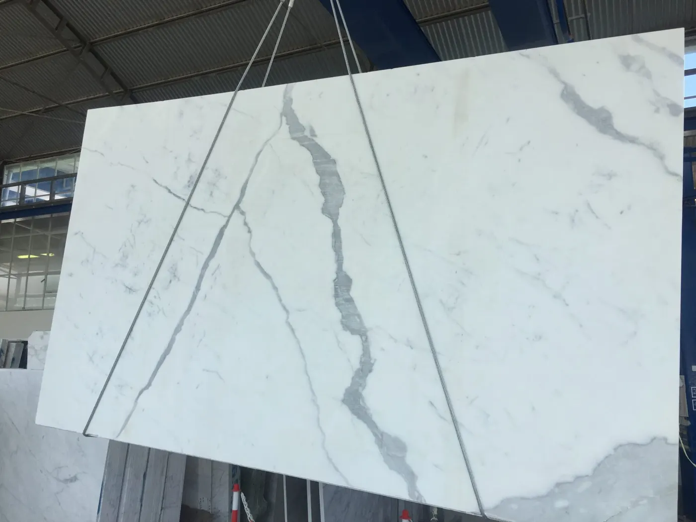 Statuario Extra мрамор, поверхность плиты – Marmi di Carrara – слоновая кость, антрацитовый (19)
